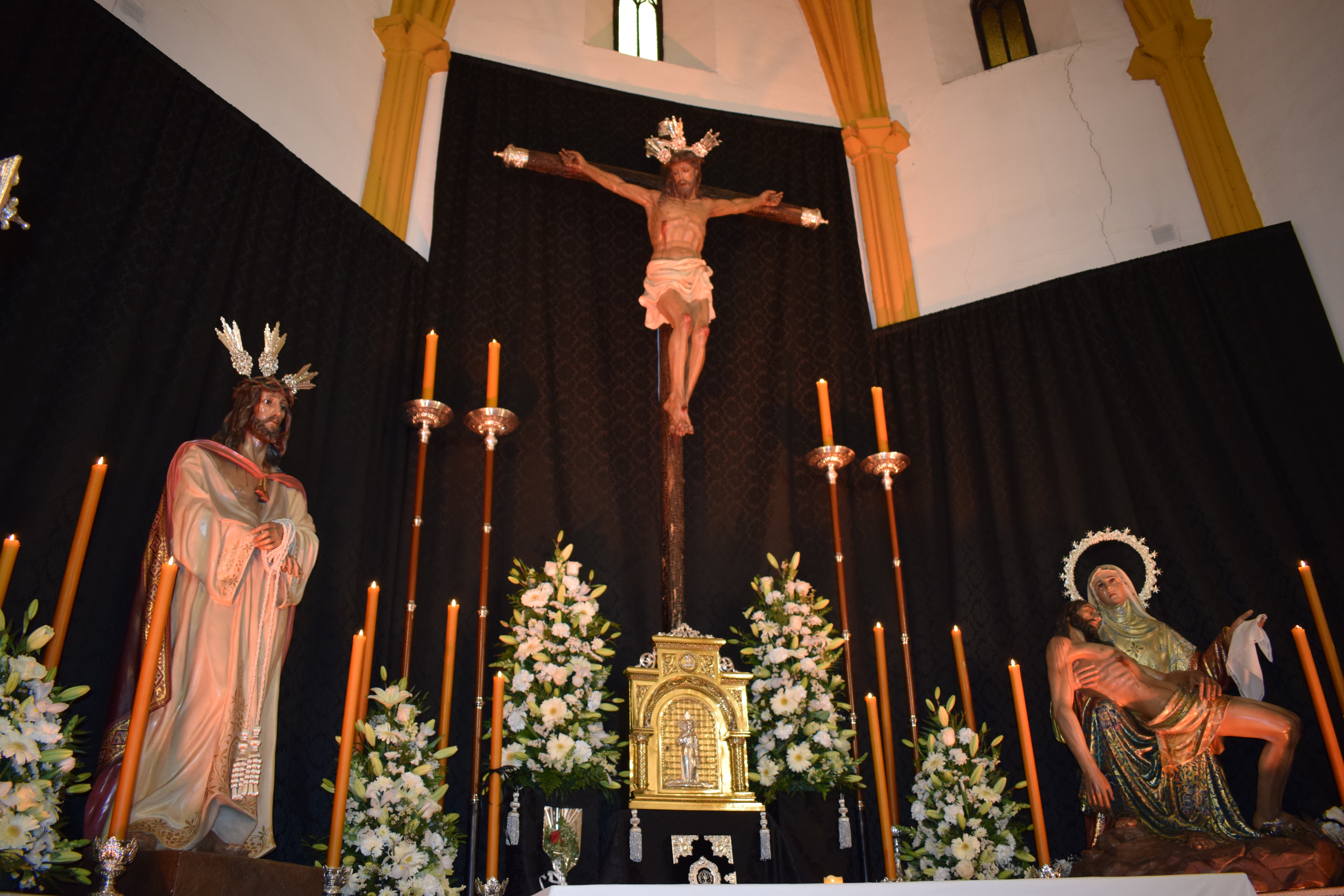 ALTAR DE VENERACION SAGRADAS IMAGENES TITURALES EN LA CAPILLA. OCTAVA DE PASCUA